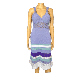 Violettes Strickkleid mit handgefertigten Häkel-Details