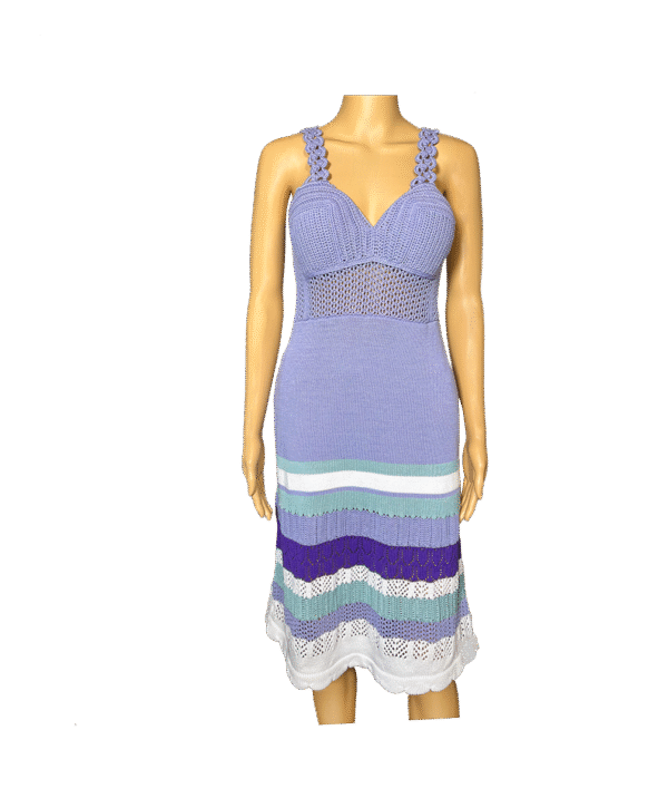 Violettes Strickkleid mit handgefertigten Häkel-Details