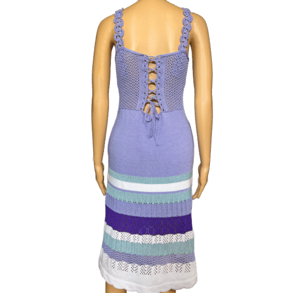 Violettes Strickkleid mit handgefertigten Häkel-Details