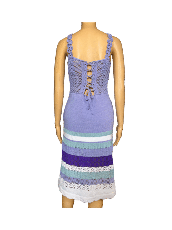 Violettes Strickkleid mit handgefertigten Häkel-Details