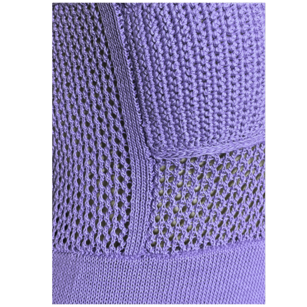 Violettes Strickkleid mit handgefertigten Häkel-Details