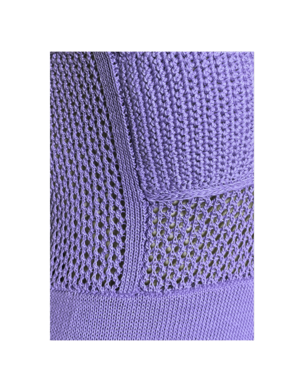 Violettes Strickkleid mit handgefertigten Häkel-Details
