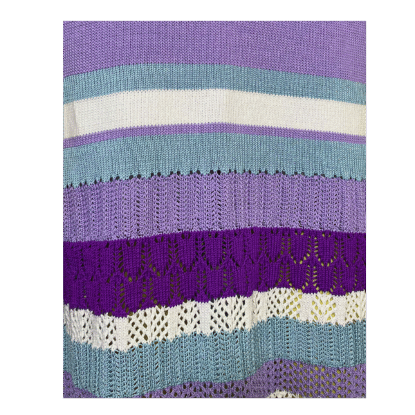 Violettes Strickkleid mit handgefertigten Häkel-Details