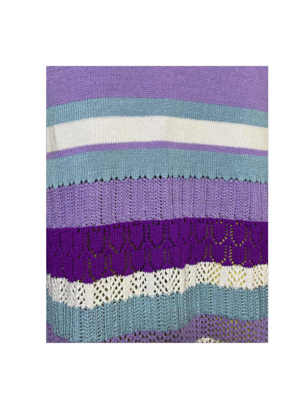 Violettes Strickkleid mit handgefertigten Häkel-Details