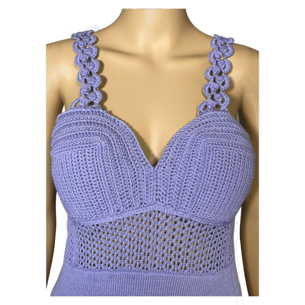 Violettes Strickkleid mit handgefertigten Häkel-Details