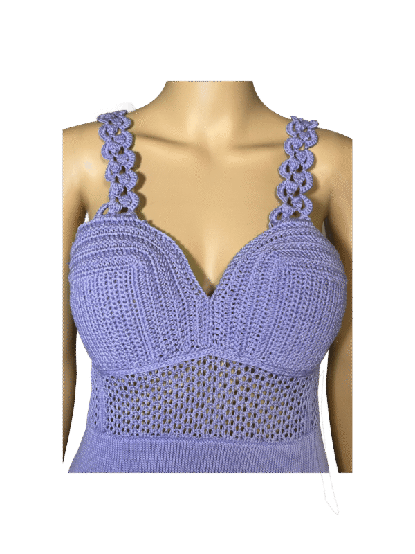 Violettes Strickkleid mit handgefertigten Häkel-Details