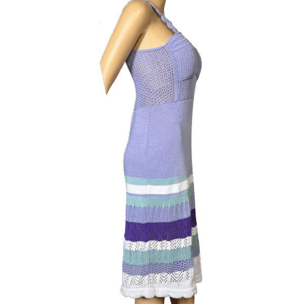 Violettes Strickkleid mit handgefertigten Häkel-Details