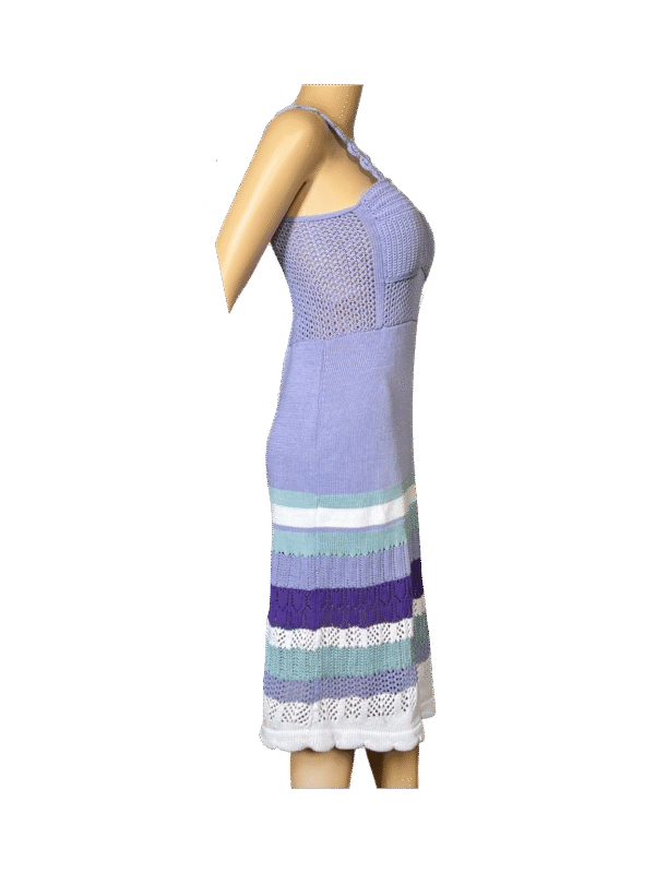 Violettes Strickkleid mit handgefertigten Häkel-Details