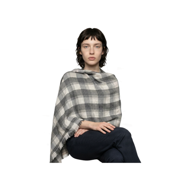 Scarf_cashmere_sitting_NO_BG